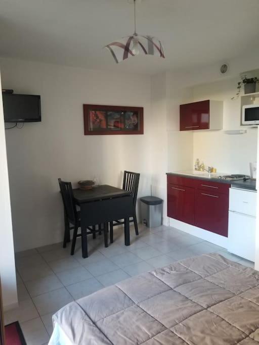 Studio De Plain-Pied Avec Terrasse Tout Proche Mer Courseulles-sur-Mer Bagian luar foto